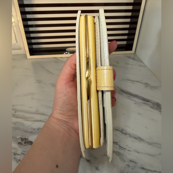 Louis Vuitton Cream Butter Yellow Monogram Vernis Kisslock Wallet - Picture 5 of 9